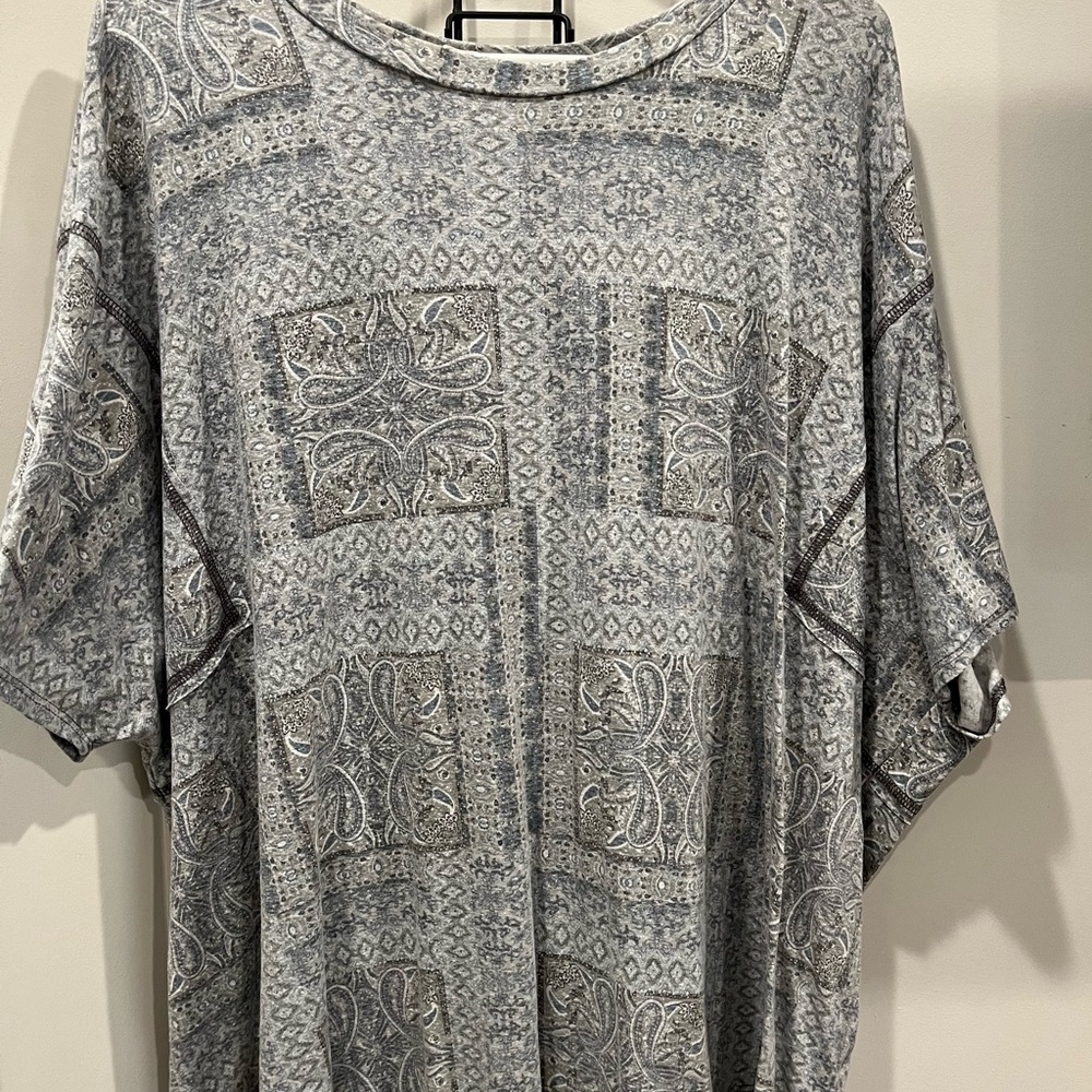 Beautiful Gray and White Print Dolman Top